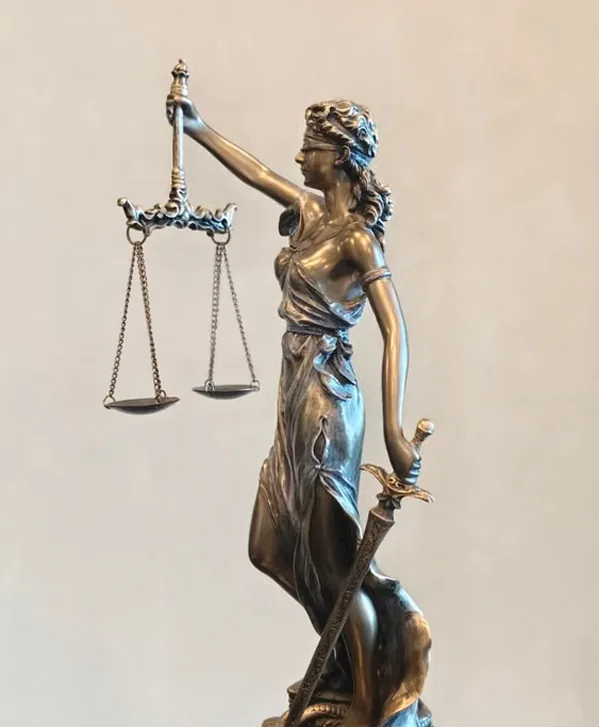 Estátua da Justiça segurando a balança e a espada